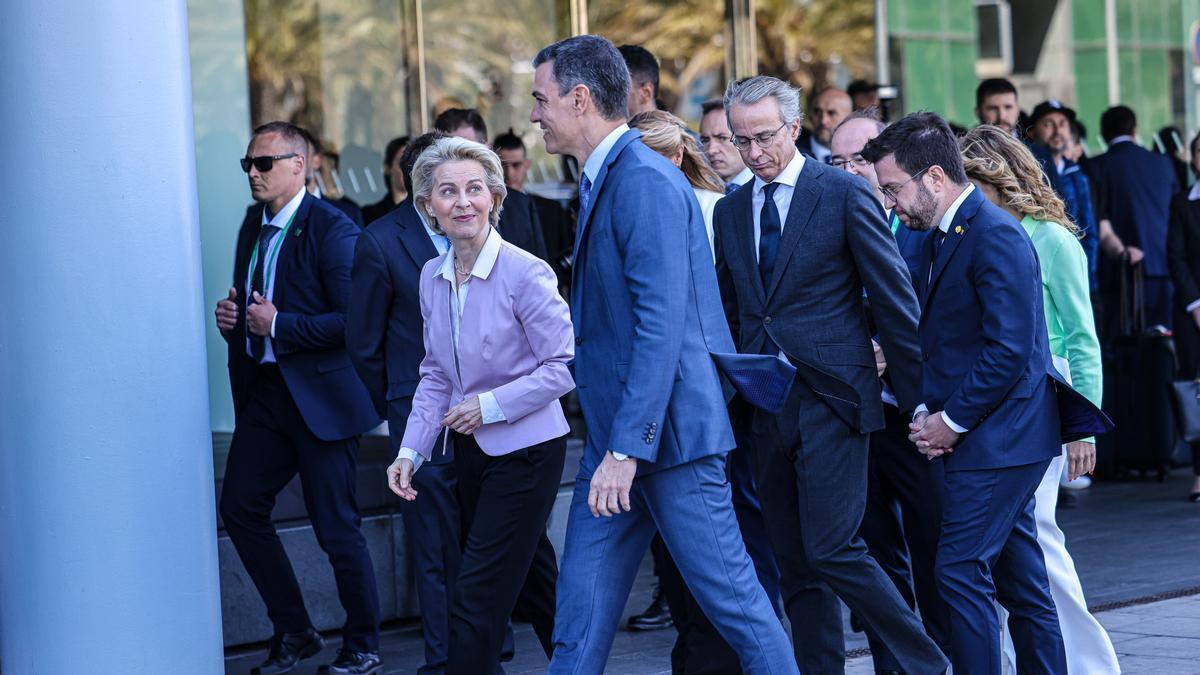 El president de la Generalitat, Pere Aragonès, i el president del govern espanyol, Pedro Sánchez, entren a l&#039;Hotel W acompanyats de la presidenta de la CE, Ursula Von der Leyen, i el president del Cercle d&#039;Economia, Javier Faus