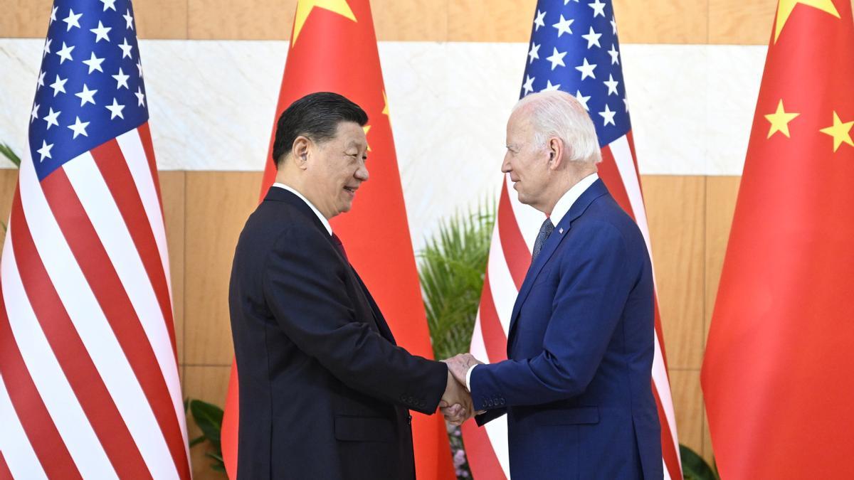 Xi Jinping y Joe Biden se saludan en la cumbre del G20 de Bali (Indonesia), el pasado 14 de noviembre.