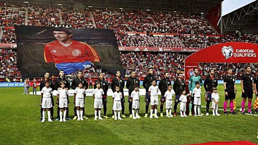 Los jugadores de la selección durante el homenaje a Quini.