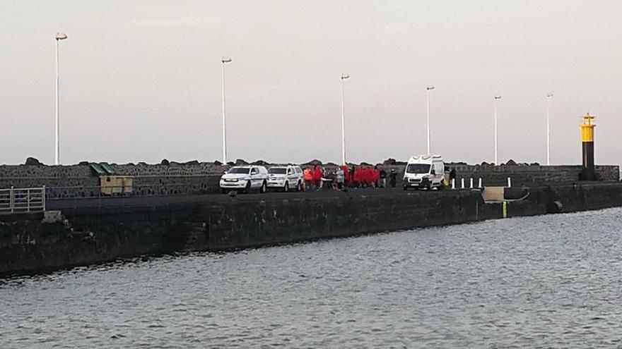 Patera rescatada en el Muelle de La Cebollada, en Lanzarote