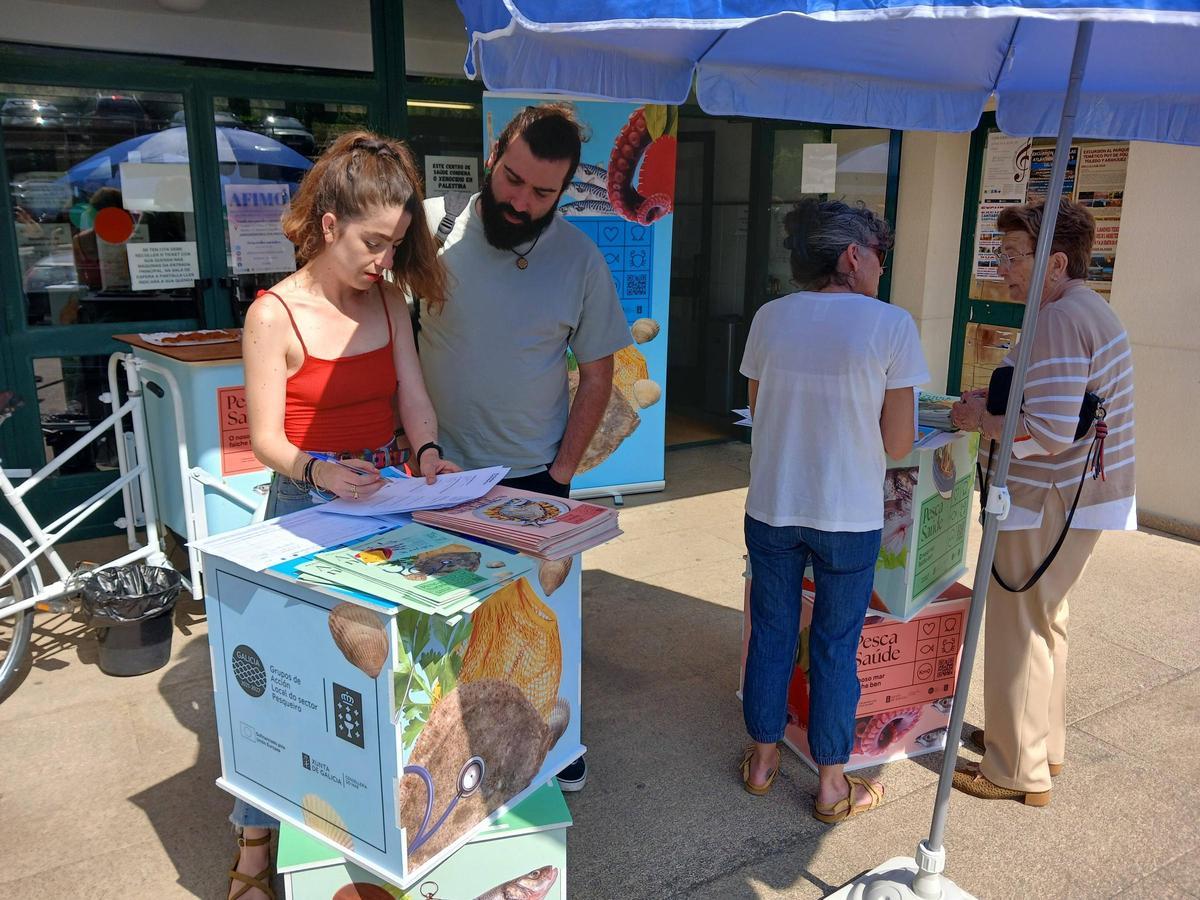 Personal del GALP Ría de Pontevedra realizó una encuesta entre los pacientes que se acercaron al centro de salud para saber cuántos días a la semana consumen pescado fresco y dónde lo compran.
