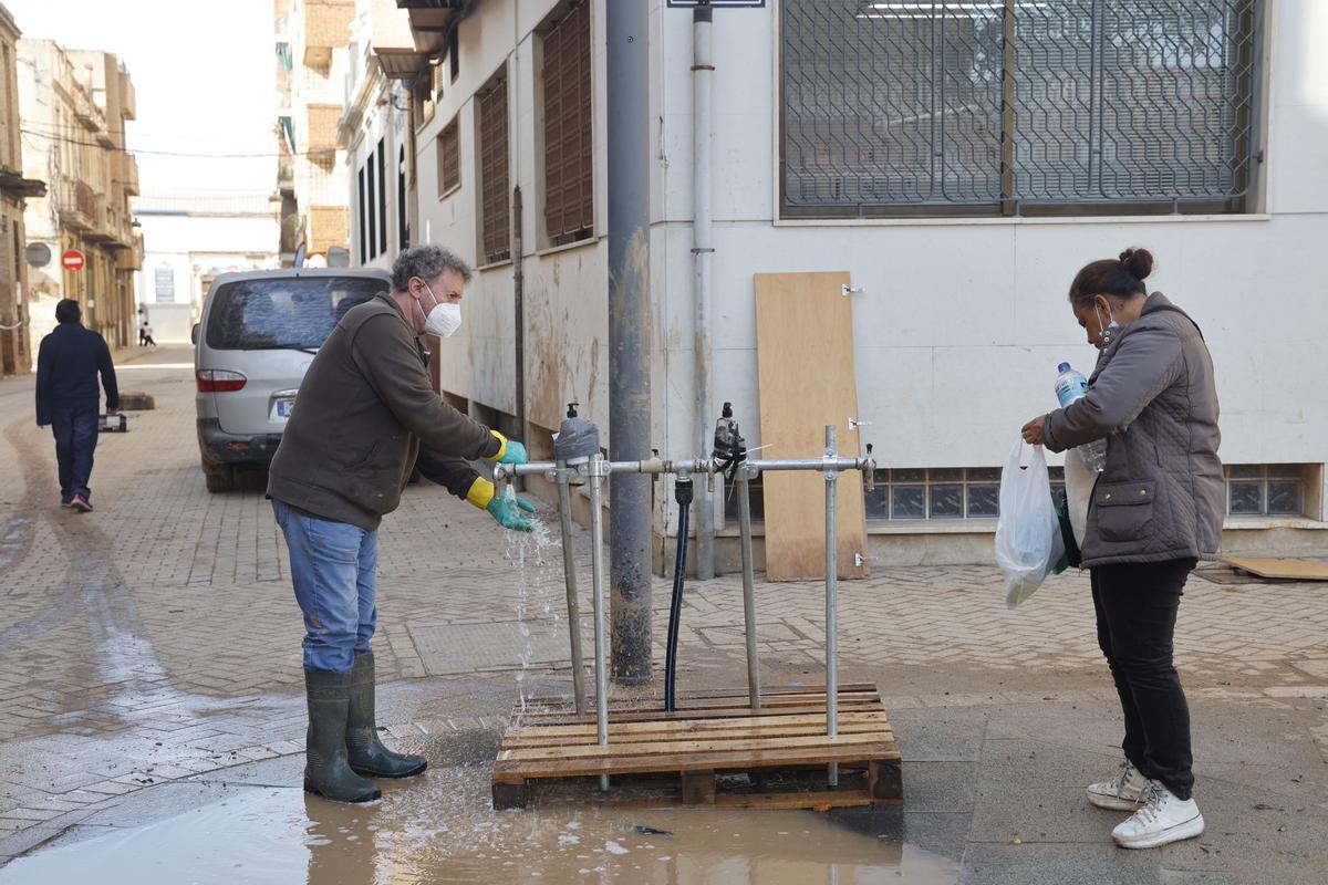 Fuente improvisada en una plaza de Sedaví.