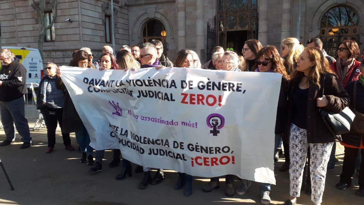 Concentracion de apoyo a las víctimas del violador de Martorell ante el Palau de Justícia de Barcelona.