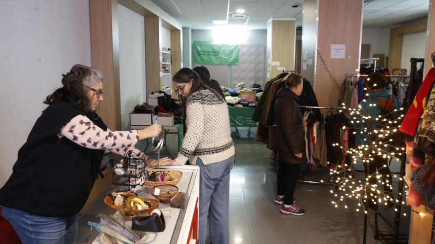 María Isabel García, tras el mostrador, ayer, del mercadillo de la Asociación Española Contra el Cáncer. | MIKI LÓPEZ