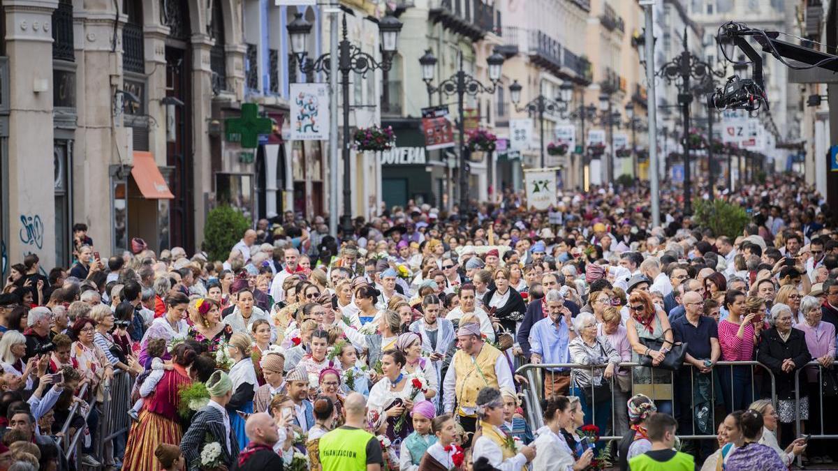 No todas las personas que participan en la Ofrenda de flores visten bien la indumentaria aragonesa.