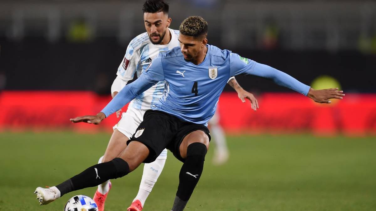 Ronald Araújo en el partido contra Argentina