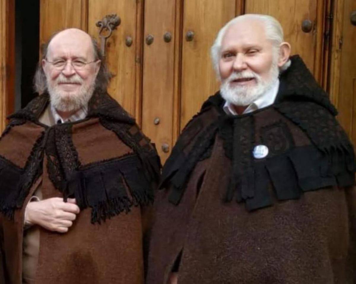 Félix Marbán y Joaquín Díaz ataviados con la capa alistana. | Ch. S.