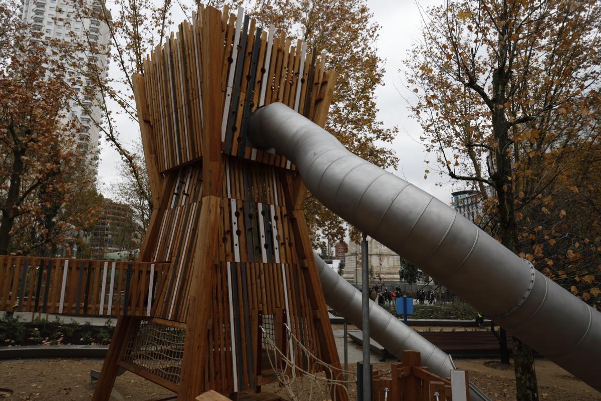 Zona de juegos inaccesible de la nueva Plaza de España.