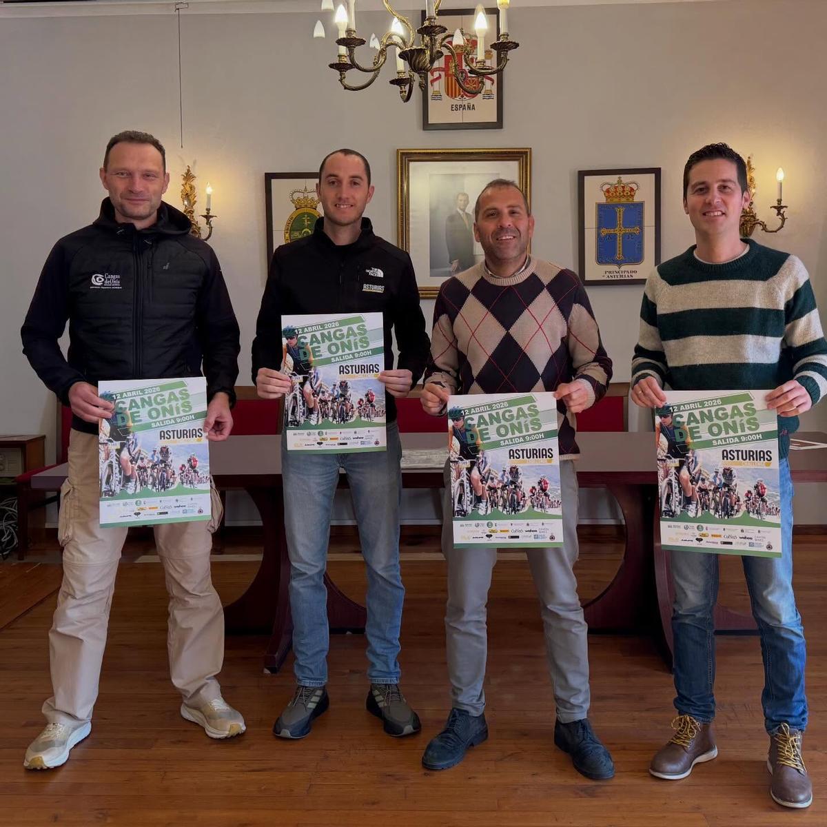 Los participantes en la presentación de la prueba mostrando los carteles