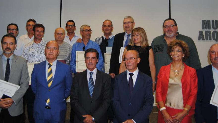 Foto de familia al término del acto.