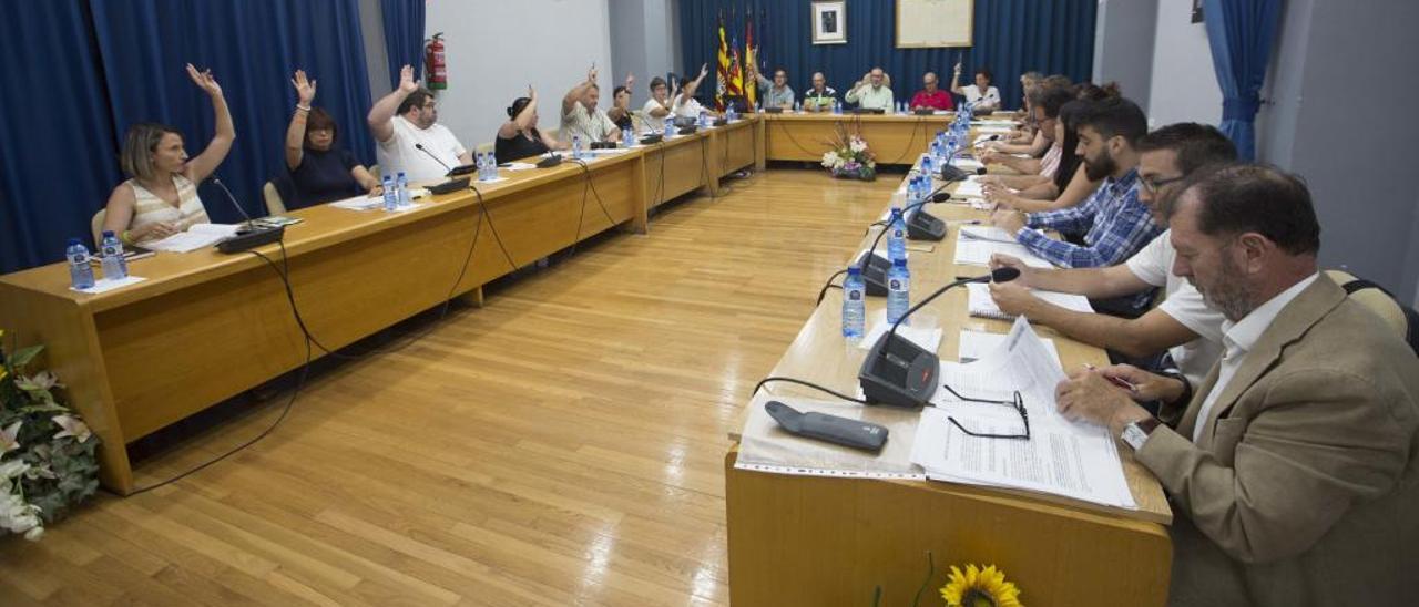 El Ayuntamiento de El Campello suprime el uso del valenciano en sus anuncios oficiales