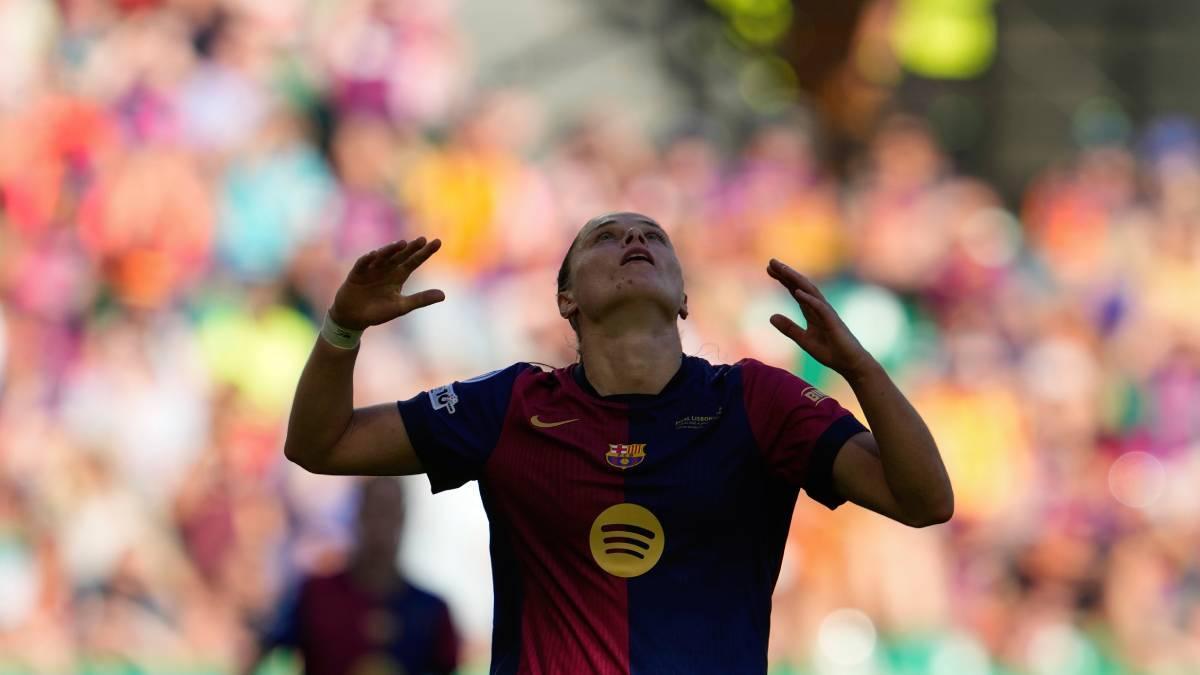 Pajor mira al cielo tras fallar una ocasión en Lisboa