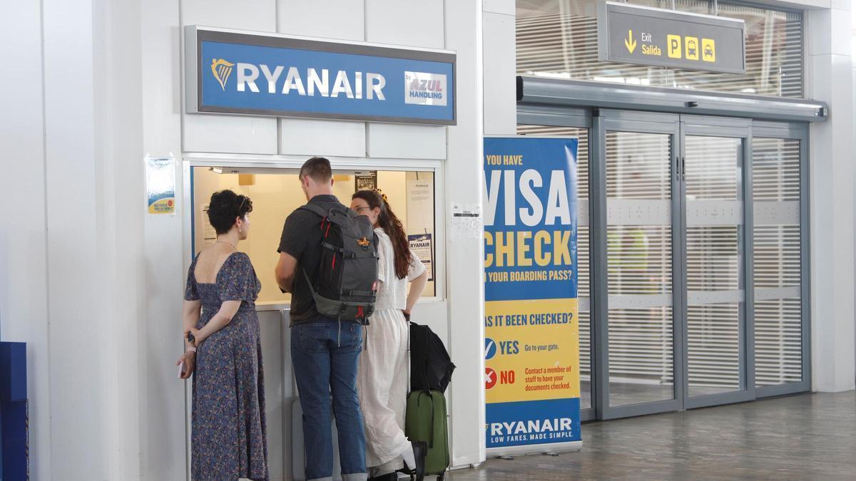 Ventanilla de Ryanair en el aeropuerto de Zaragoza, en una imagen de archivo.