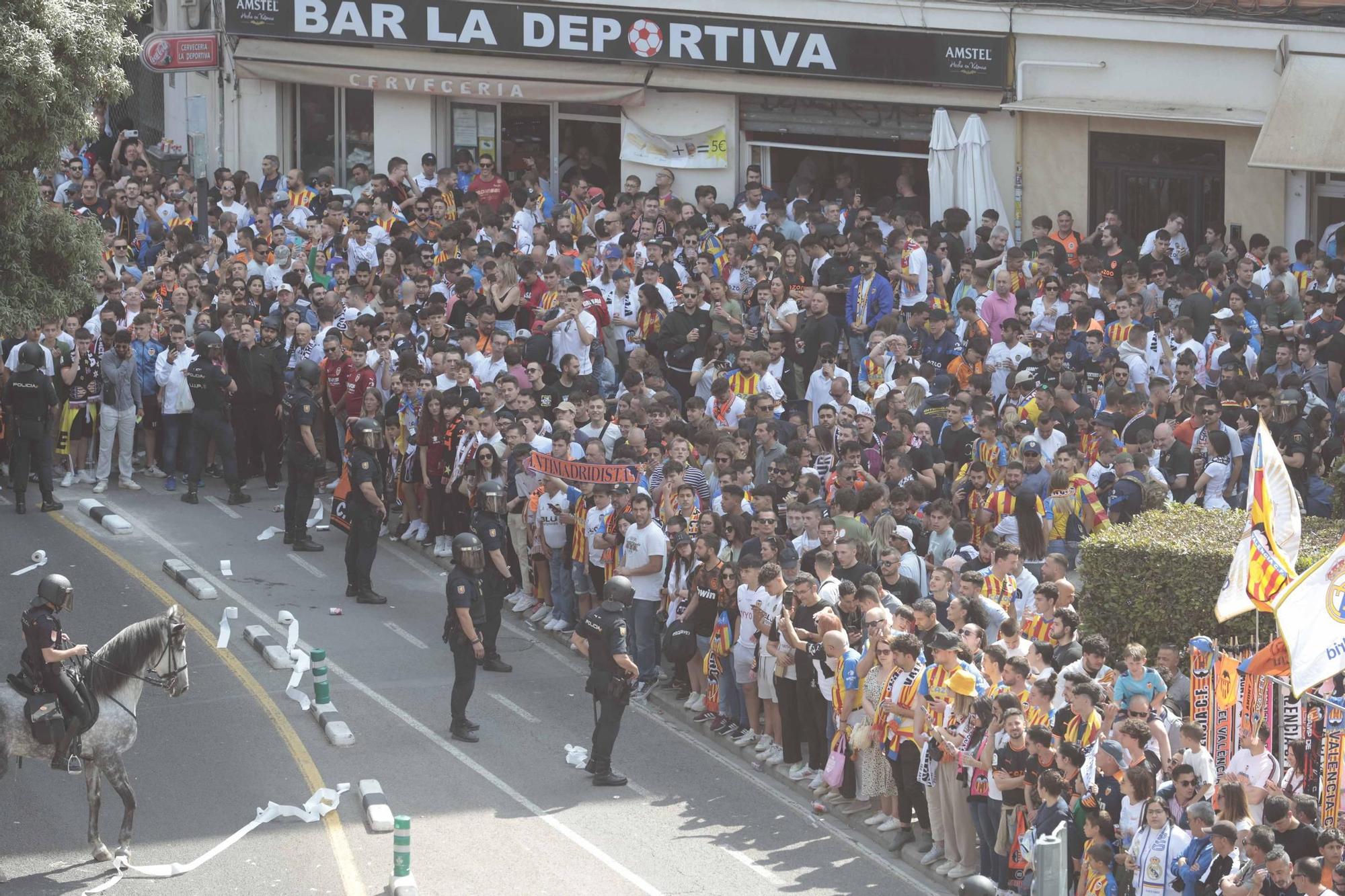 Ambientazo en la llegada de los equipos