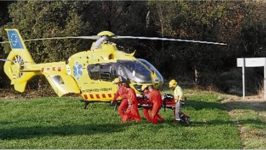 Els efectius d&#039;emergències traslladant cap a l&#039;helicòpter un dels accidentats que van evacuar al Trueta.
