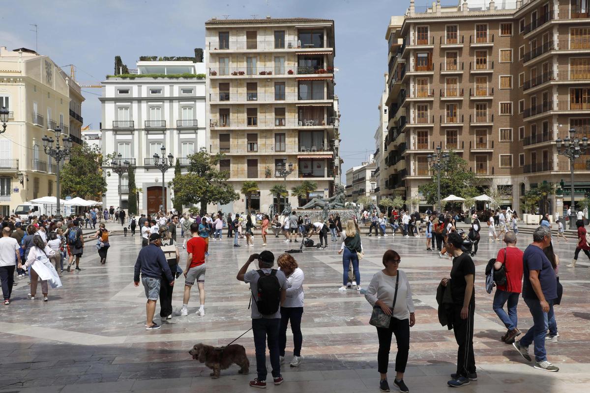 Imagen de archivo de la céntrica plaza de la Virgen de València, habitualmente llena de turistas.