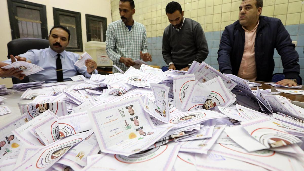 Votos en un colegio electoral de El Cairo.