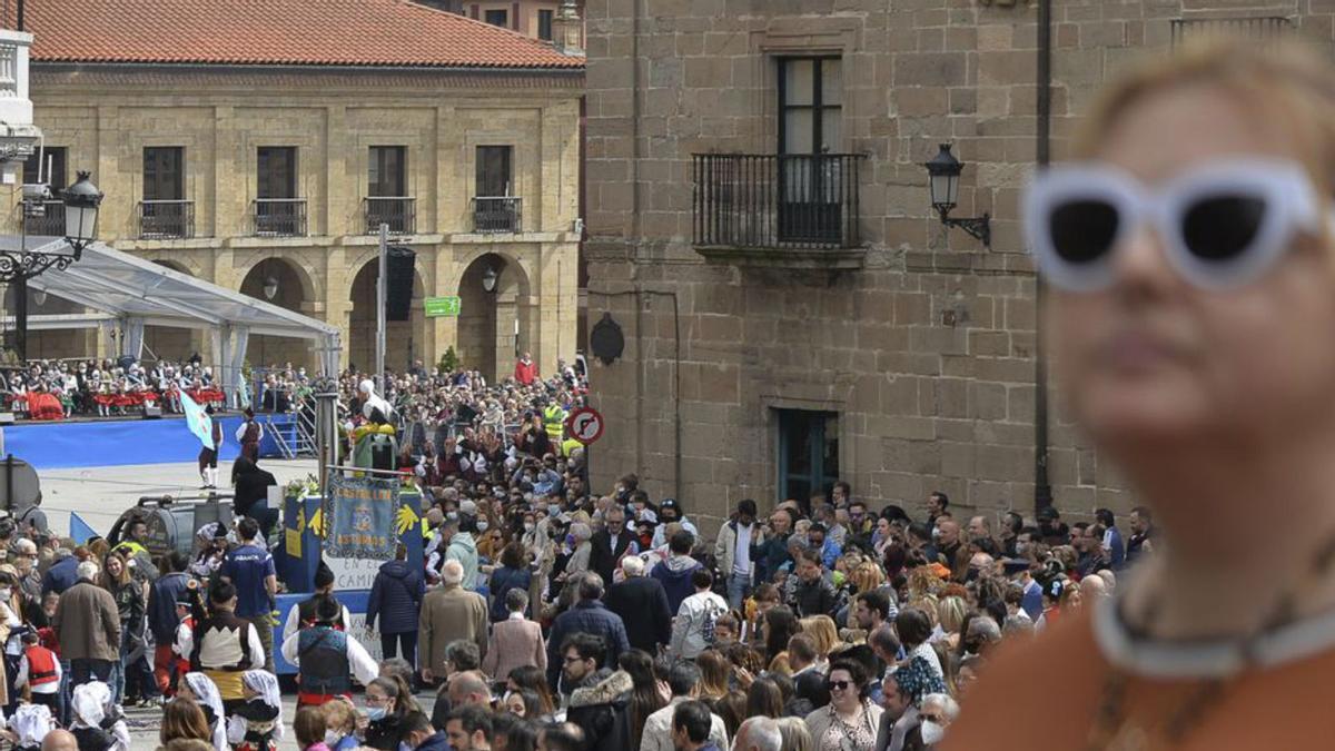 Aspecto de la calle San Francisco, en el inicio del desfile de las carrozas. | María Fuentes