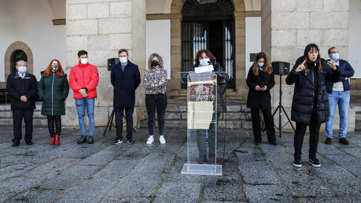 Miembros de la corporación municipal, en las escalinatas del ayuntamiento cacereño.