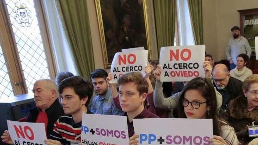 Parte del público asistente, con carteles a favor del área central y contra el PP y Podemos.