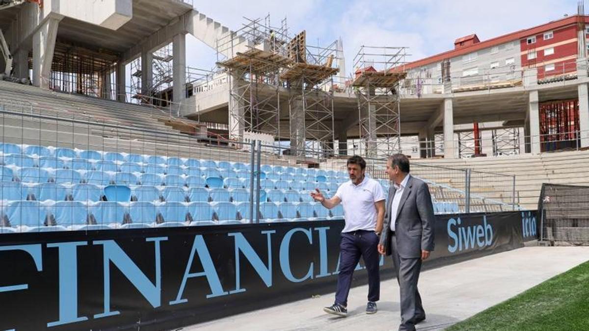 Carlos Cao y Abel Caballero, durante la visita a las obras de la grada de Gol.