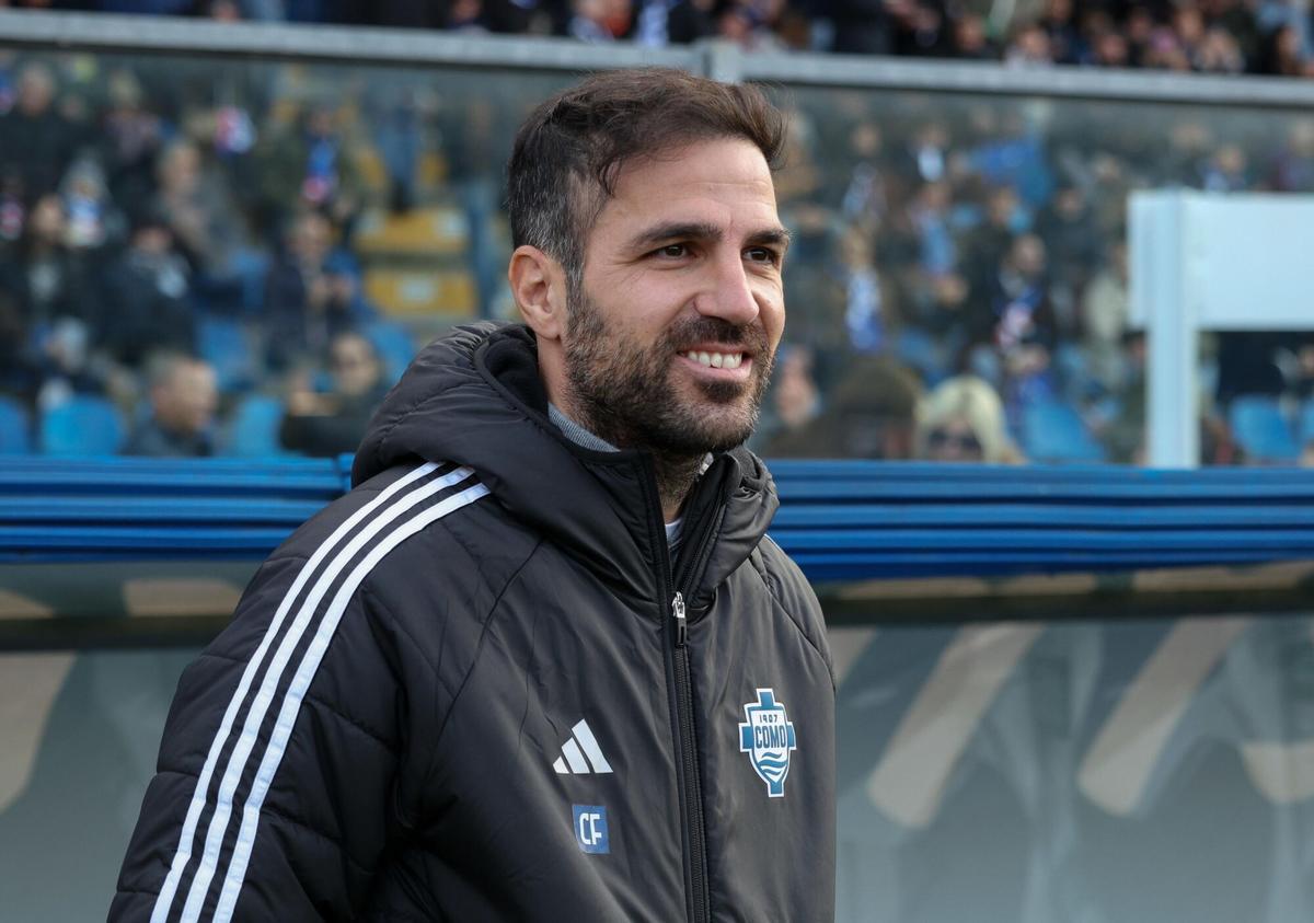 Como (Italy), 30/11/2024.- Como 1907's head coach Cesc Fabregas looks on prior to the Italian Serie A soccer match Como 1907 vs AC Monza at Giuseppe Sinigaglia stadium in Como, Italy, 30 November 2024. (Italia) EFE/EPA/ROBERTO BREGANI