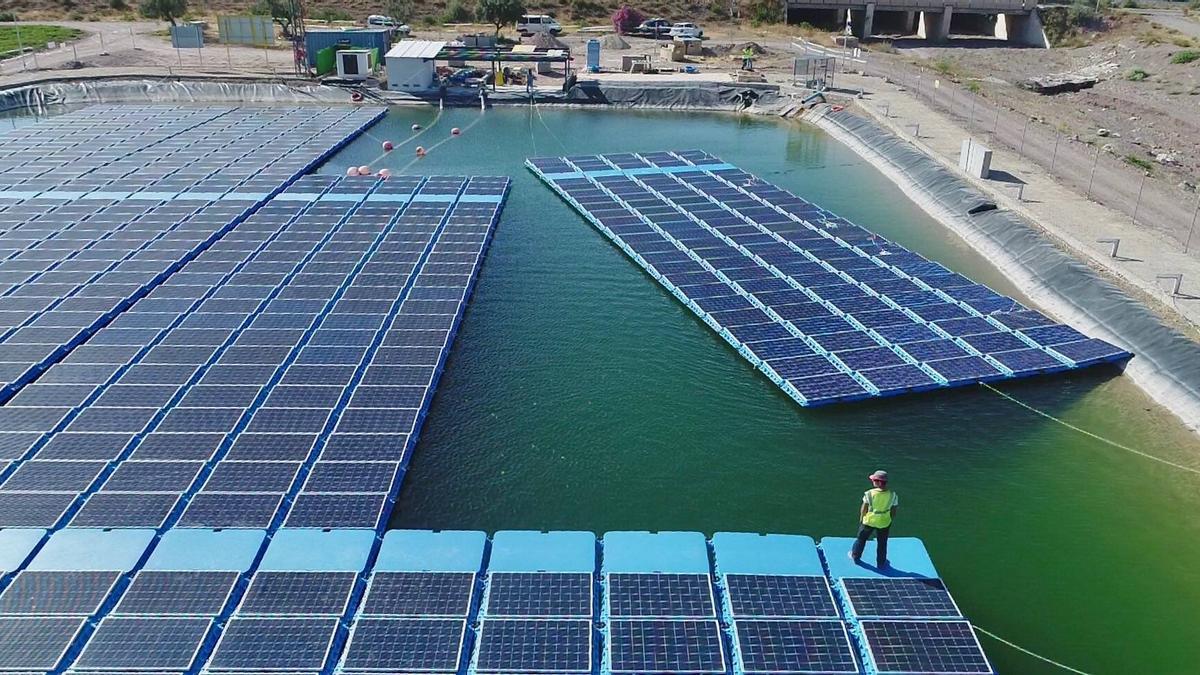 Así es el mayor parque solar flotante de Europa, construido por una empresa de Alicante