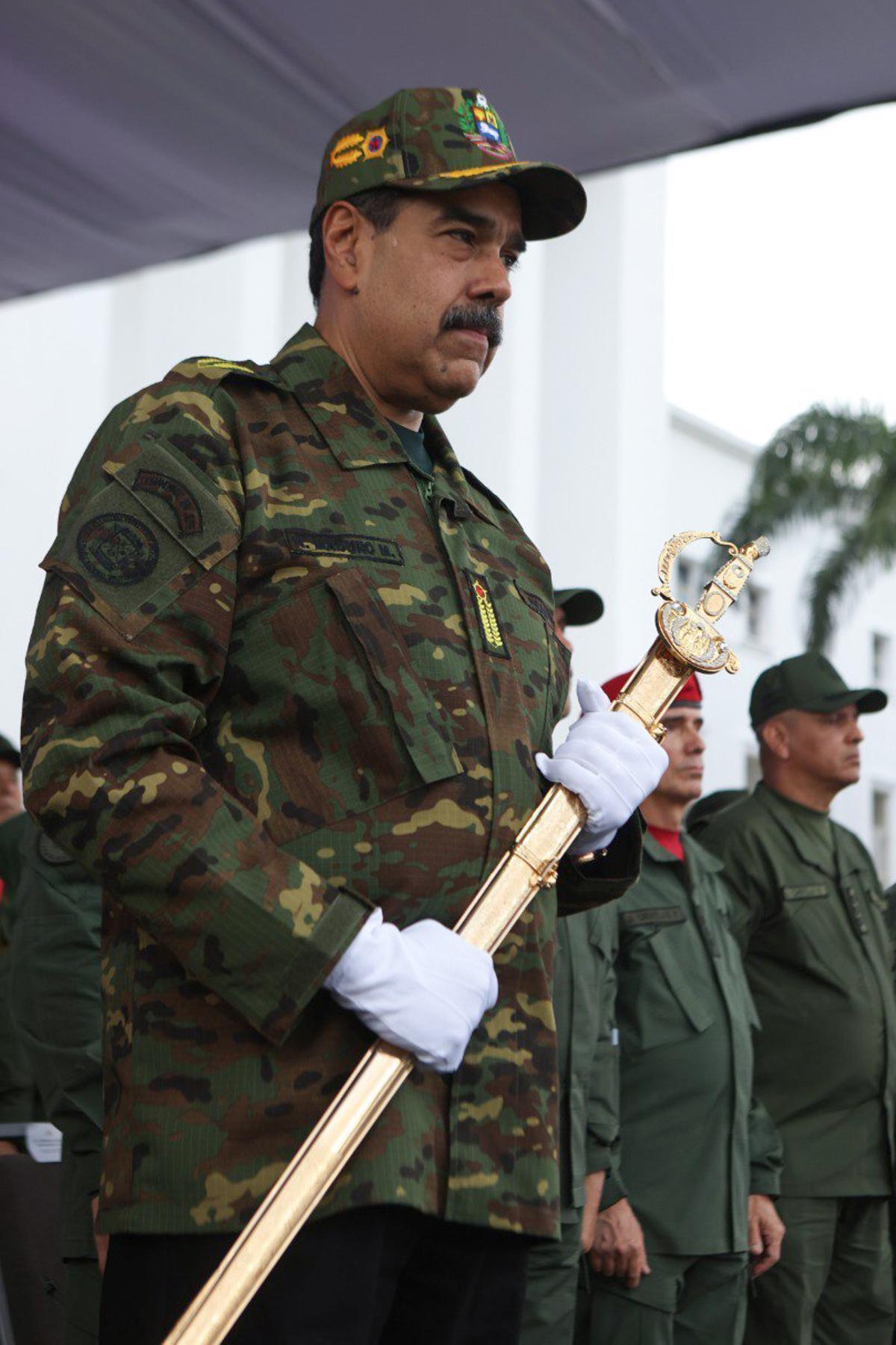Maduro exhibe la espada de Simón Bolívar en marcha contra el imperialismo en Caracas
