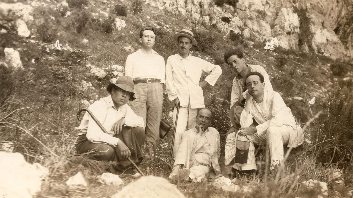 Emilio Varela (agachado a la izquierda con sombrero), en una excursión con Agustín de Irizar, Vázquez Díaz, Adolfo Salazar y Ernesto Halfter, en 1924.