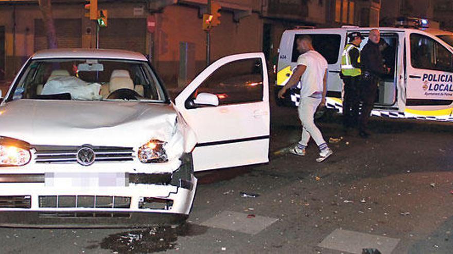 Uno de los coches que colisionaron en la calle Colliure de Palma.