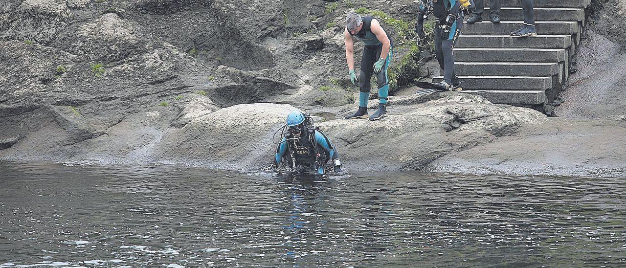 Labores de rescate en el río Miño.