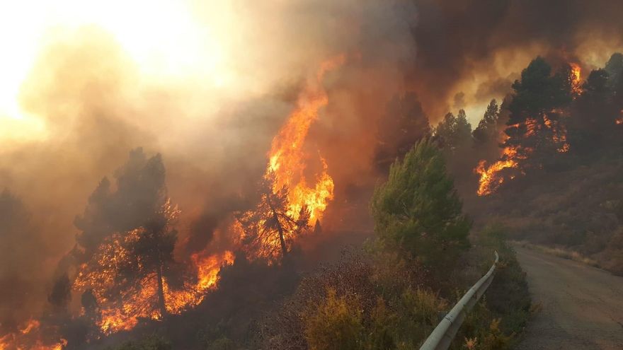 El viento y las altas temperaturas complican el incendio de Castellón