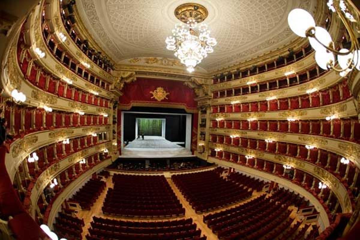 La sala en forma de herradura de La Scala, revestida con terciopelo rojo y pan de oro, tiene 260 palcos repartidos en cuatro órdenes y un patio.