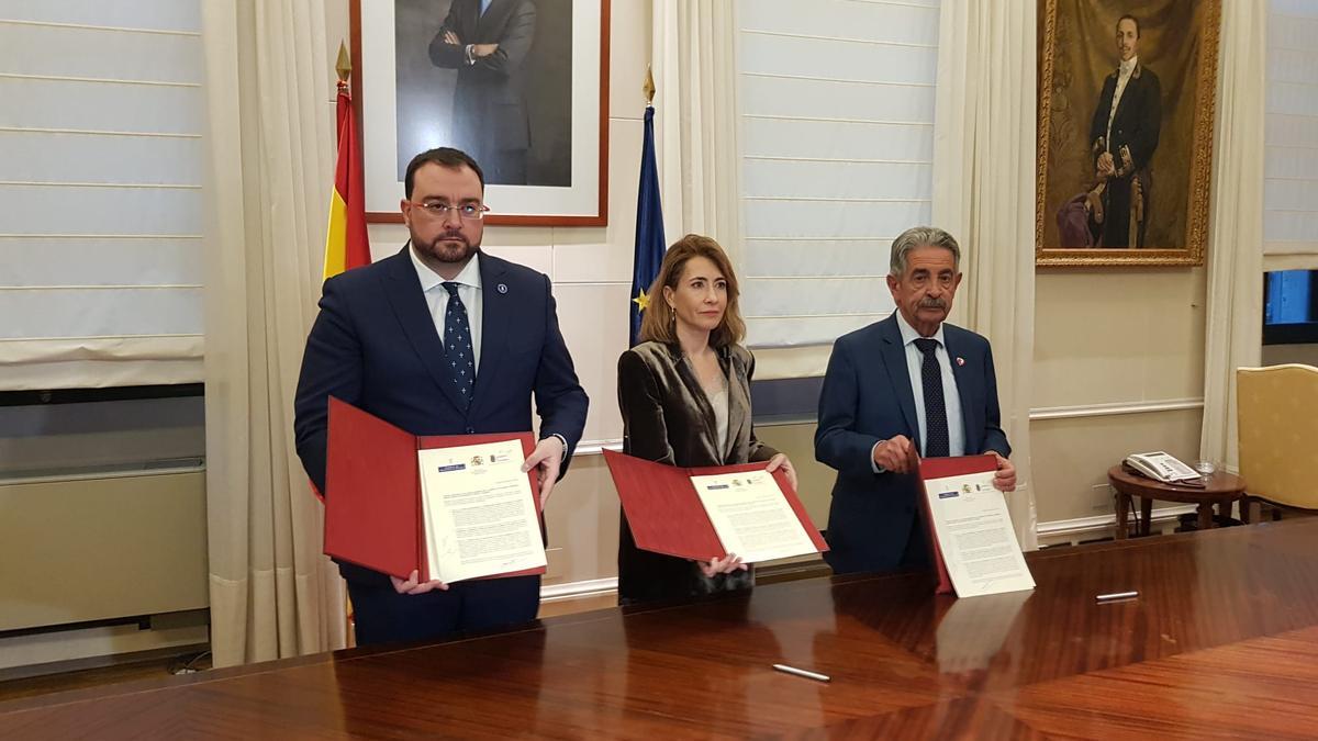 Barbón, Raquel Sánchez y Revilla firman el acuerdo de medidas de compensación tras el "Fevemocho".