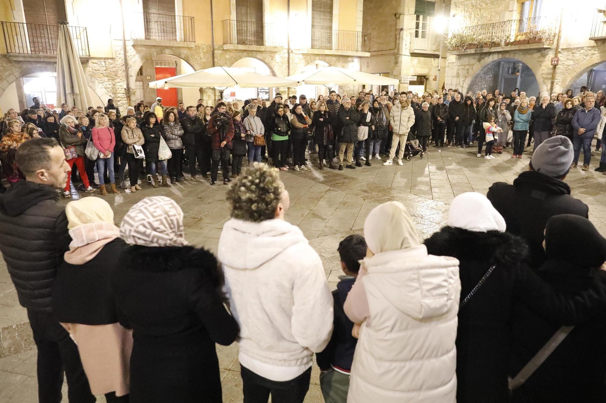 Multitudinària concentració a Torroella per reclamar justícia per la veïna assassinada