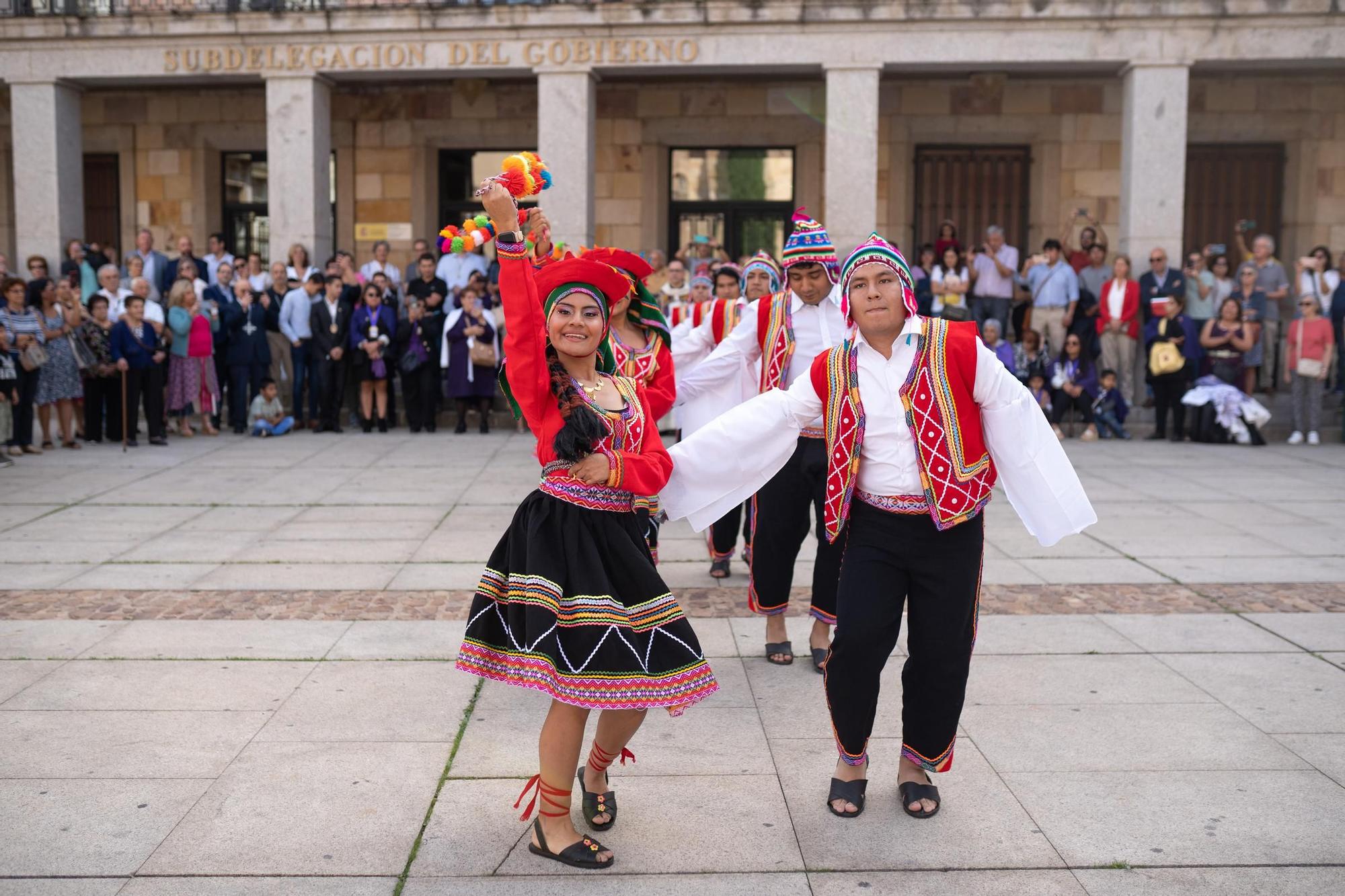 GALERÍA | Colorido y alegría: la comunidad peruana en Zamora honra al Señor de los Milagros