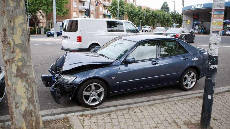 Dos heridas leves al chocar su vehículo con una farola