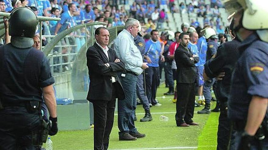 Pichi Lucas, en el centro, con dos policías en primer término en el tramo final del partido.