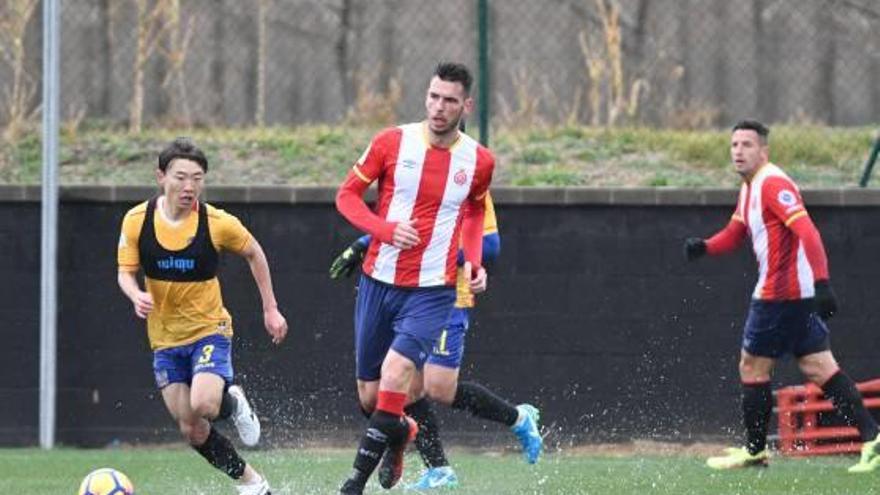 Pedro Alcalá, en acció ahir a Riudarenes en l&#039;amistós contra el Qingdao Huanghai.