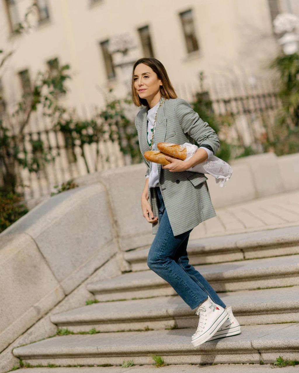 Ahora las sudaderas se llevan con americana y Tamara Falco que ya se ha apuntado a todas las tendencias comodas de la temporada lo sabe Woman