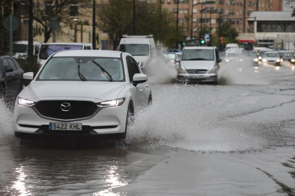 Tromba de agua que ha inundado la avenida Serrería en València.