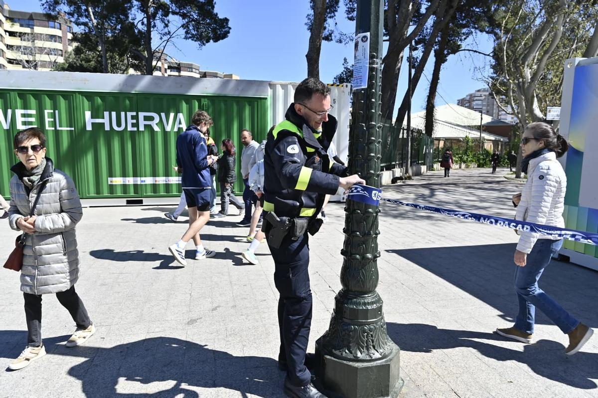 En imágenes I Parques cerrados en Zaragoza por el fuerte viento