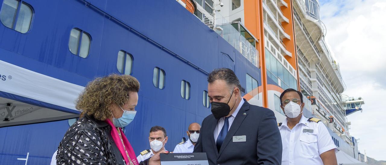La presidenta de la Autoridad Portuaria, Yolanda Muñoz, intercambia metopas con el capitán del crucero Celebrity Edge, este martes.