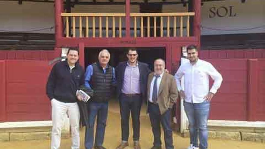 Periodistas deportivos visitan la plaza de toros y una bodega