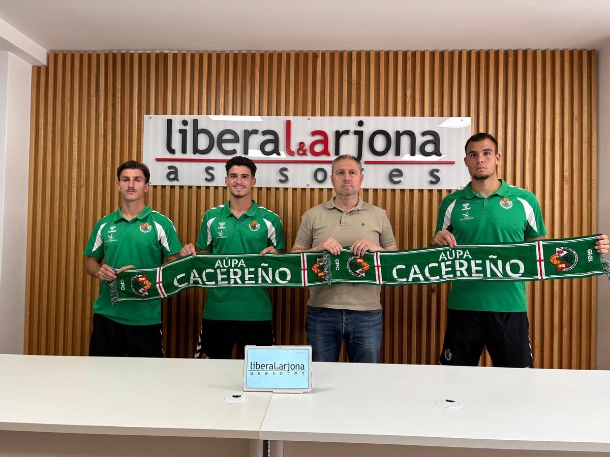 Sergio Navarro, Pablo Barea y Víctor Rodríguez con Francis Bordallo, director deportivo del Cacereño