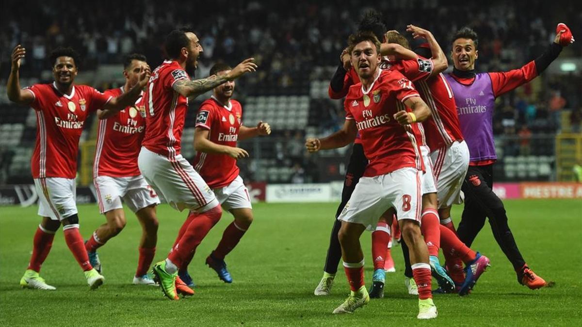 Los jugadores del Benfica celebraron el título de Liga en el campo del Boavista