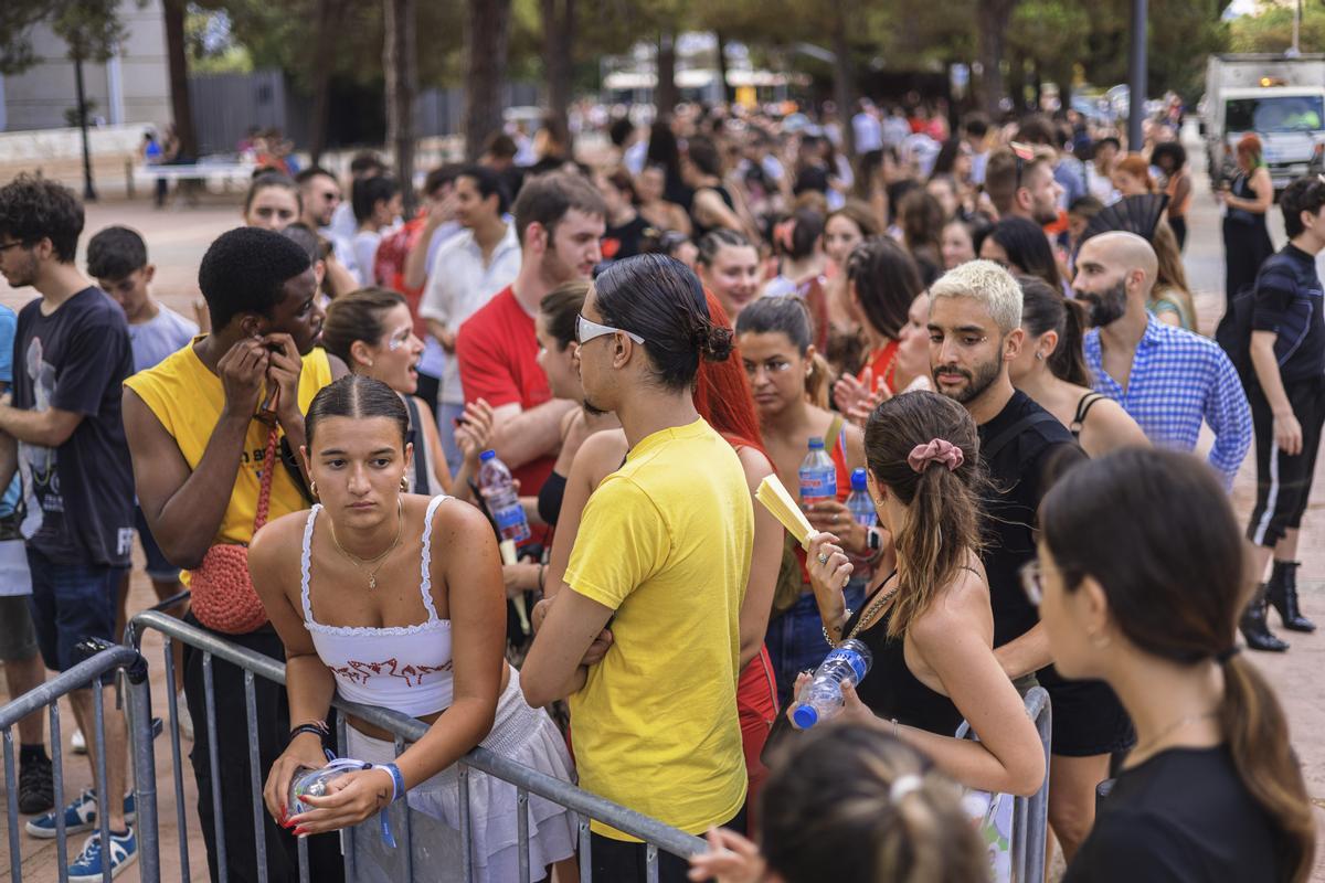 Ambiente en la cola antes del concierto de Rosalía