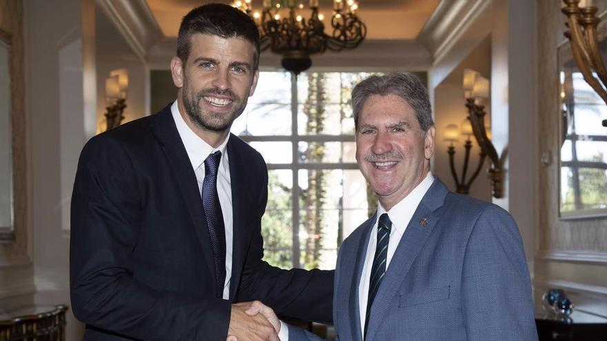 Gerard Piqué con el presidente ITF, David Haggerty.