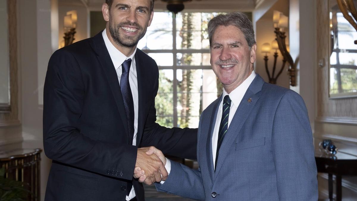 Gerard Piqué con el presidente ITF, David Haggerty.