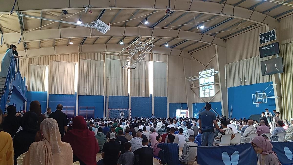 El polideportivo es Viver esta mañana con cientos de musulmanes que atienden el rezo comunitario.